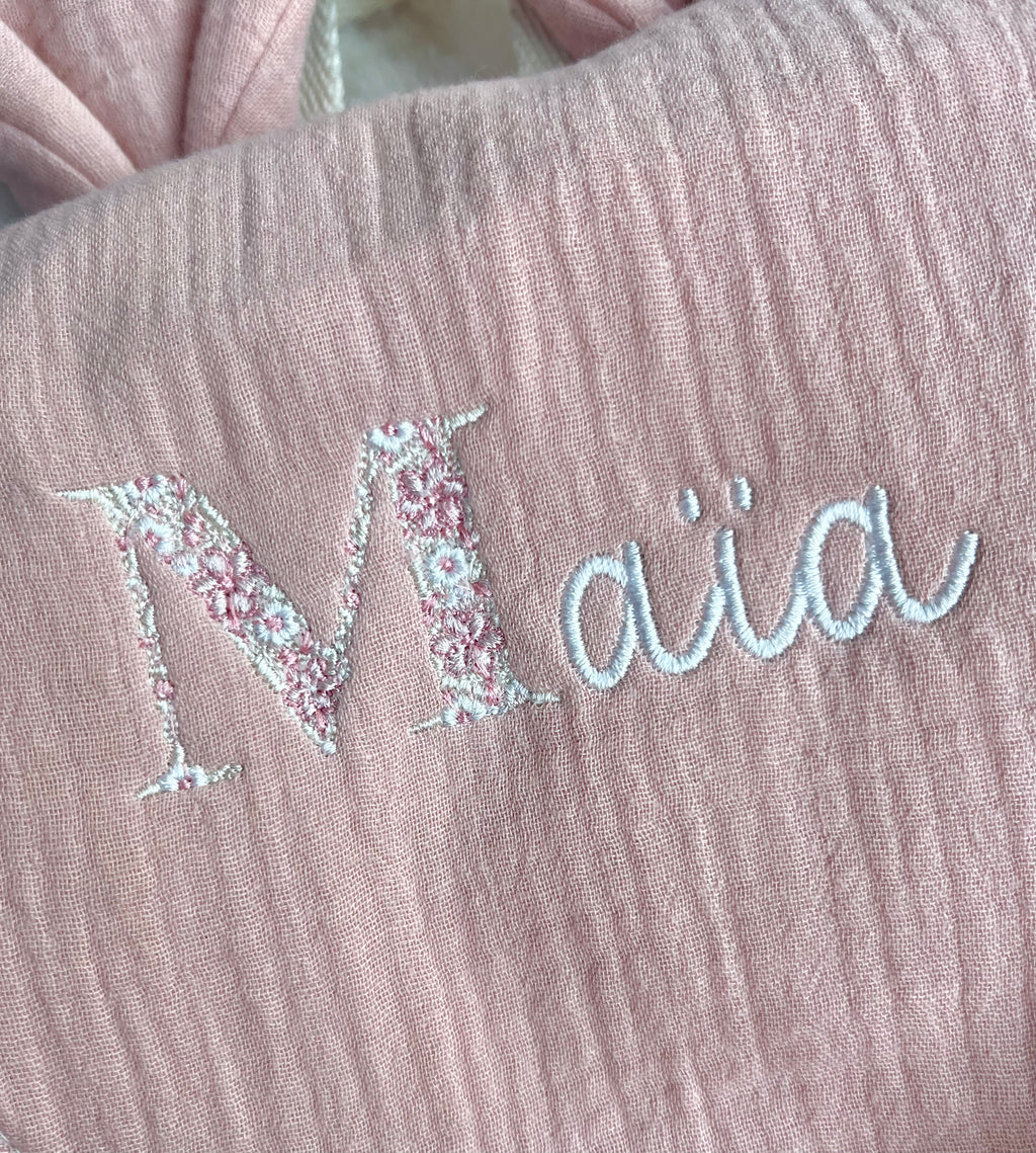 Lettres fleuries à broder